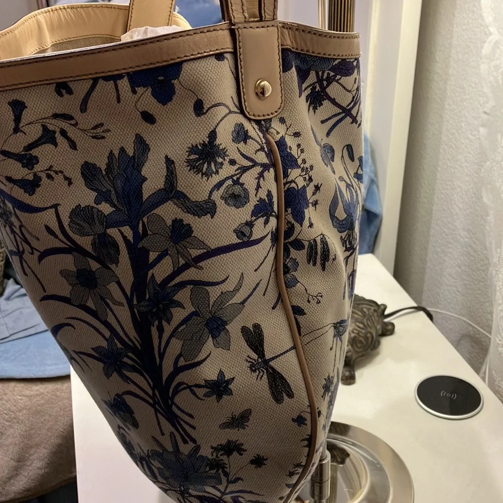 Authentic Gucci - Picture 4 of 8